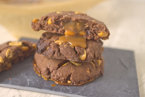 Erdnuss Schoko Cookie ohne Ei mit Salted Caramel gefüllt ...