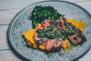 sous-vide Entrecote mit Süßkartoffelpüree und Spinat uns Salsa